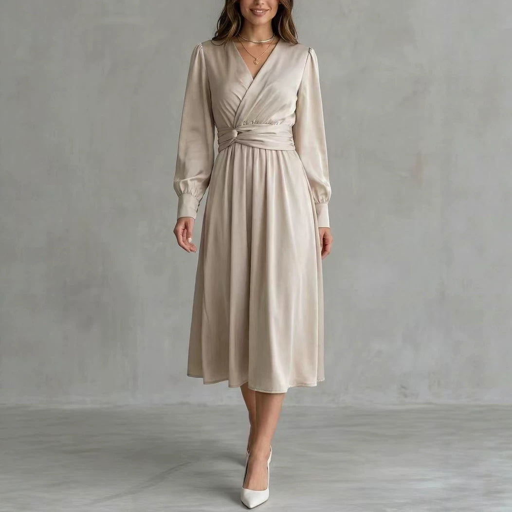 Elegantes Satin-Kleid mit langen Ärmeln