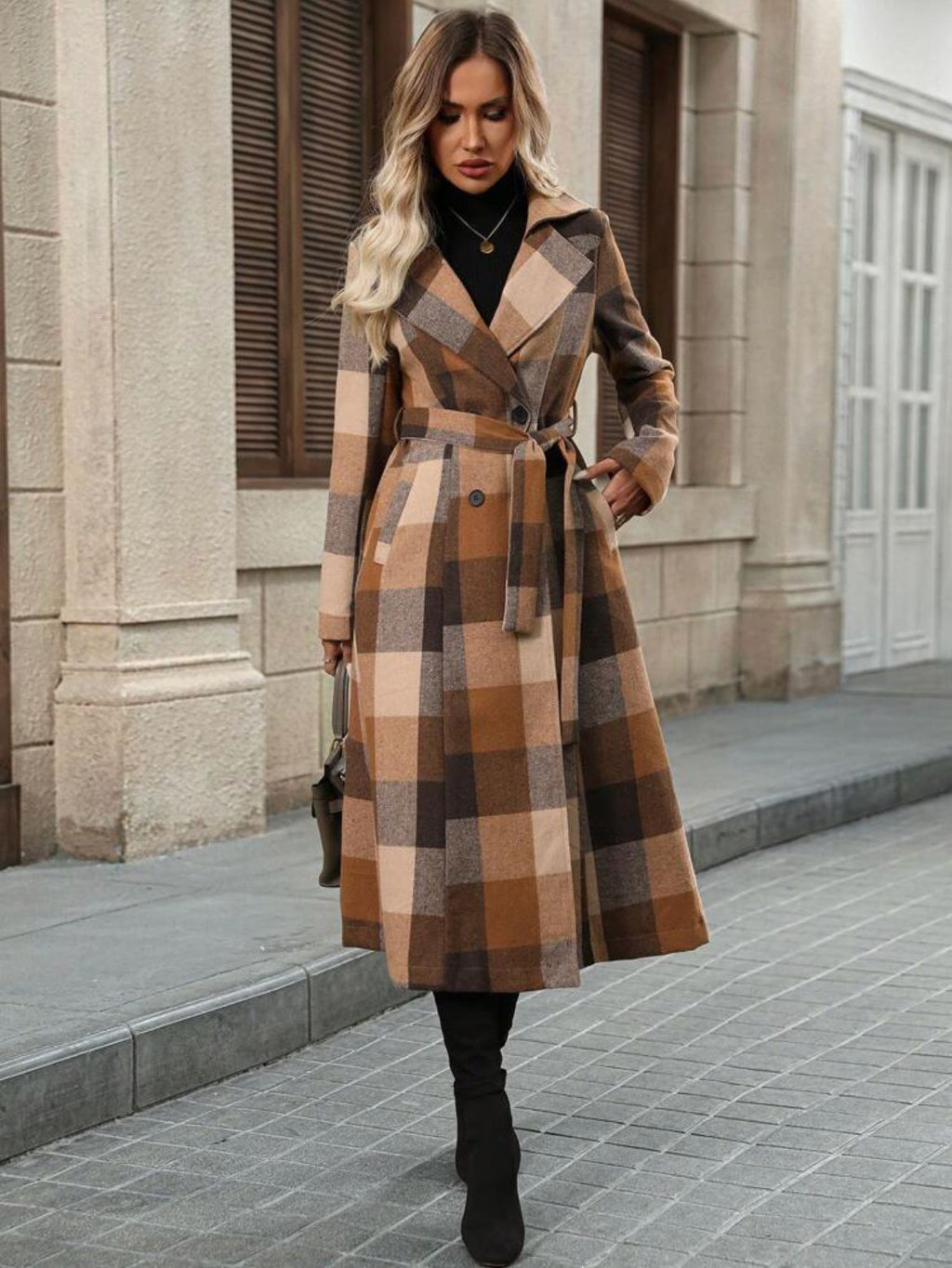 Eleganter Wollmantel mit Revers und Bindegürtel