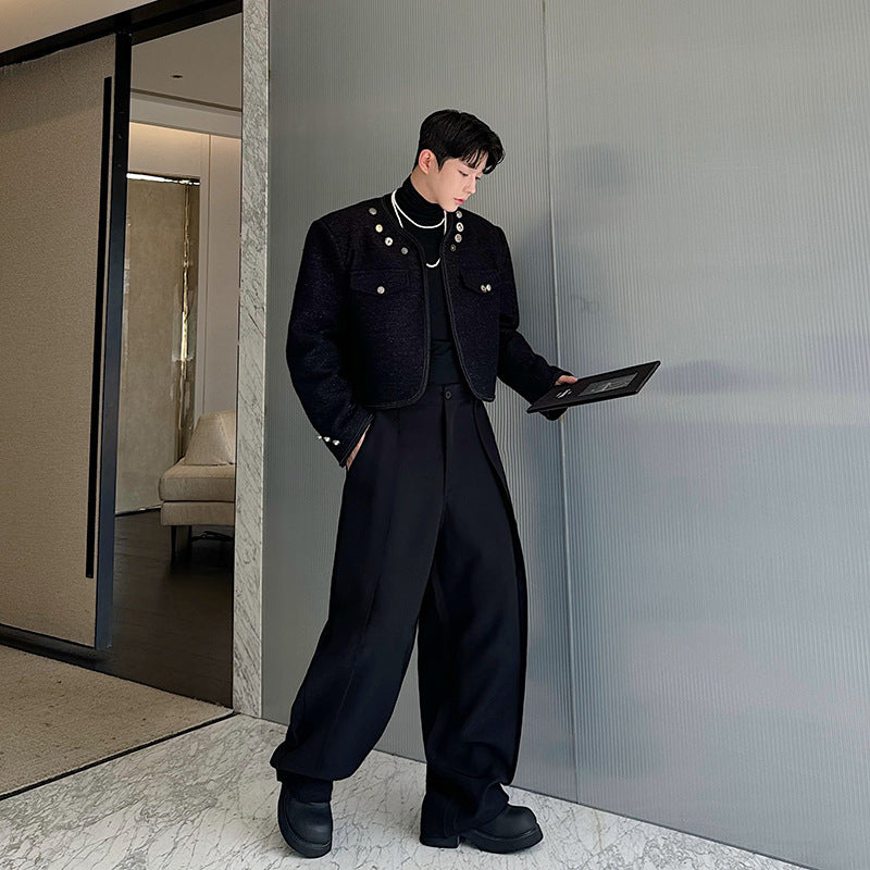 Chanel-inspirierte Kurzjacke mit Perlenknöpfen