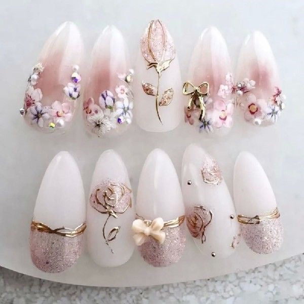 Falsche Nägel mit Blumenmotiv