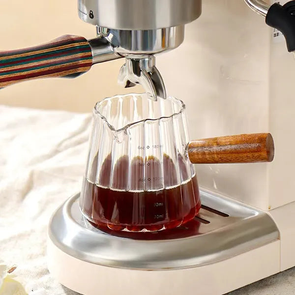 Mini Kaffeetasse aus Glas mit Holzgriff