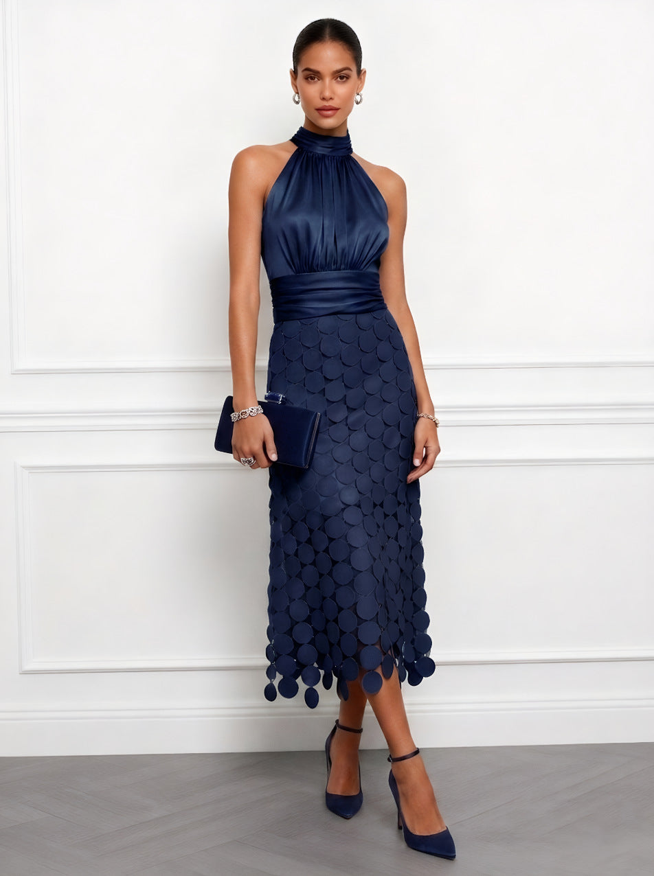 Sommerliches Neckholder-Kleid mit Rundrock