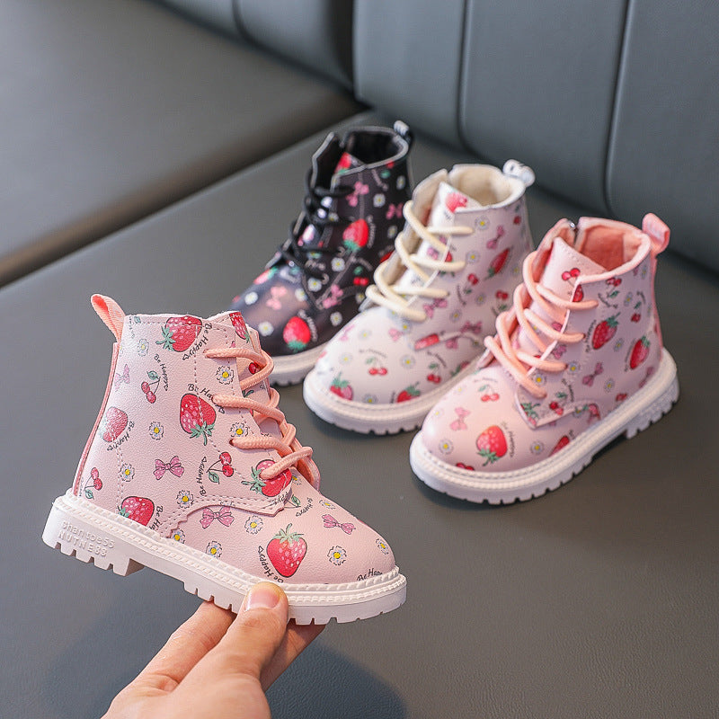 Mädchen Martin Boots mit Erdbeer-Muster | LuxeStyle
