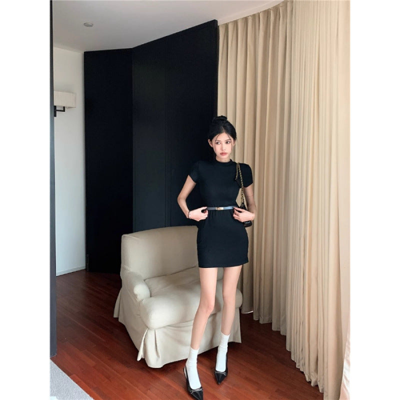 Kurzes Slim-Fit Kleid mit halblangem Ausschnitt | LuxeStyle