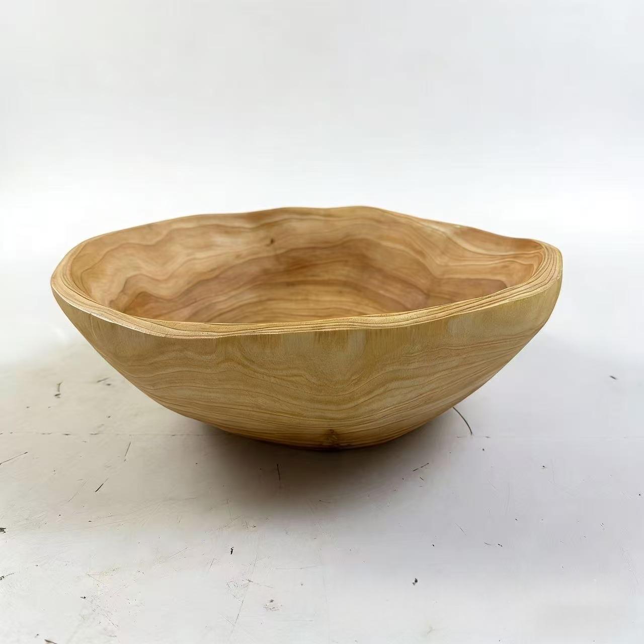 Bootförmiger Holz-Obstteller im Landhausstil