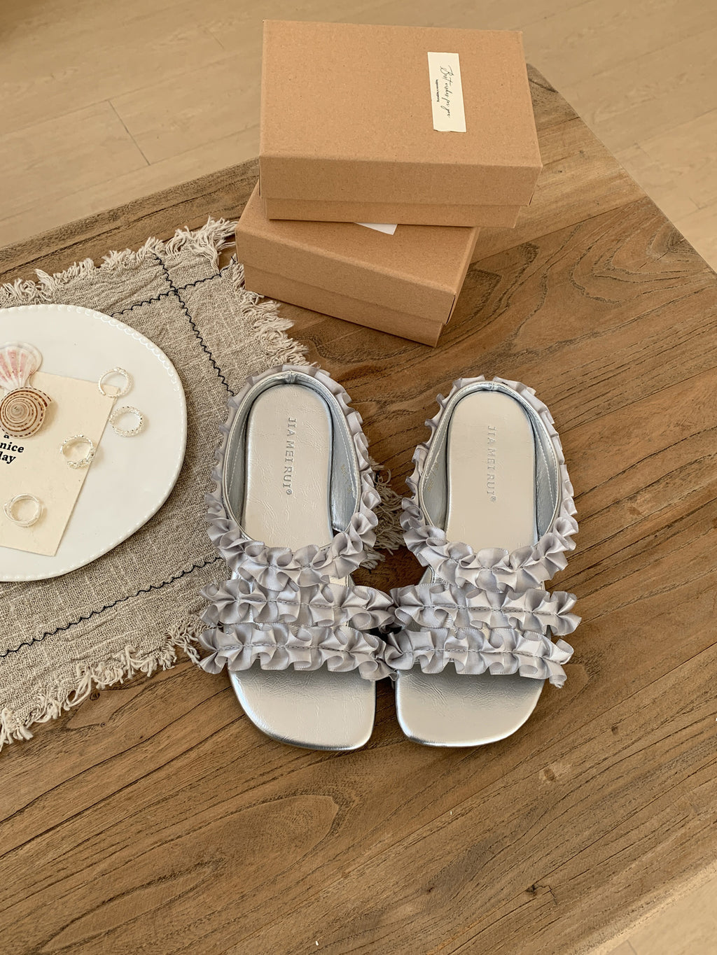Französische Sandalen mit eckiger Spitze
