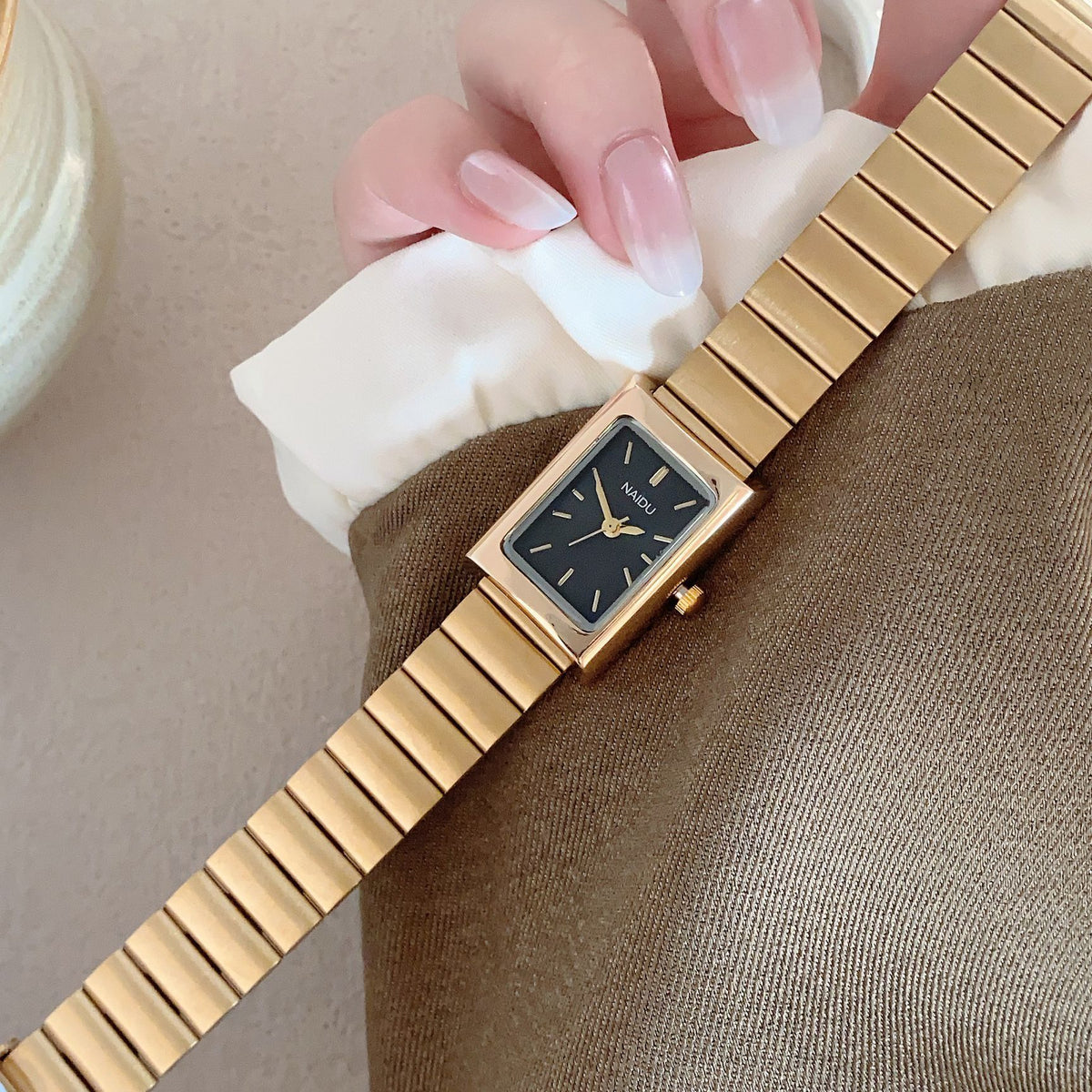 Minimalistische 3D Instagram-Uhr – Gold/Schwarz – Bild 9 | LuxeStyle