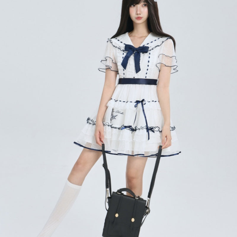 Marineblaues Kleid mit Stickerei und Zierband – Bild 2 | LuxeStyle
