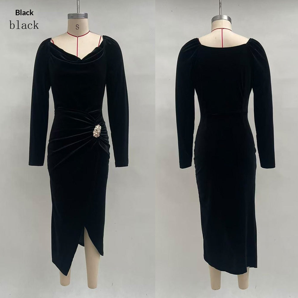 Samtkleid mit langen Ärmeln und Schlitz