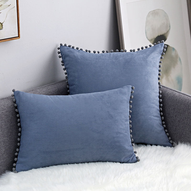 Sofa Kissen mit verspielten Bommeln – Bild 9 | LuxeStyle