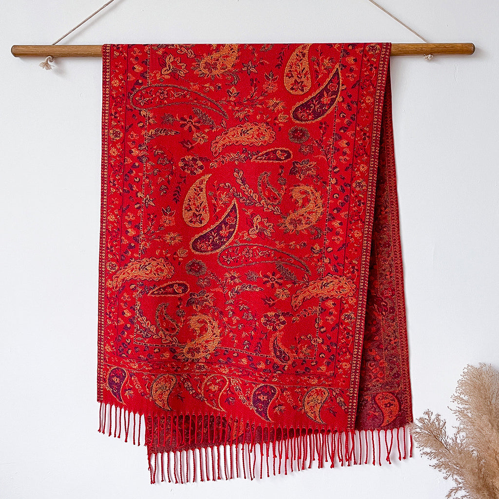 Warmer Jacquard-Poncho mit Quasten