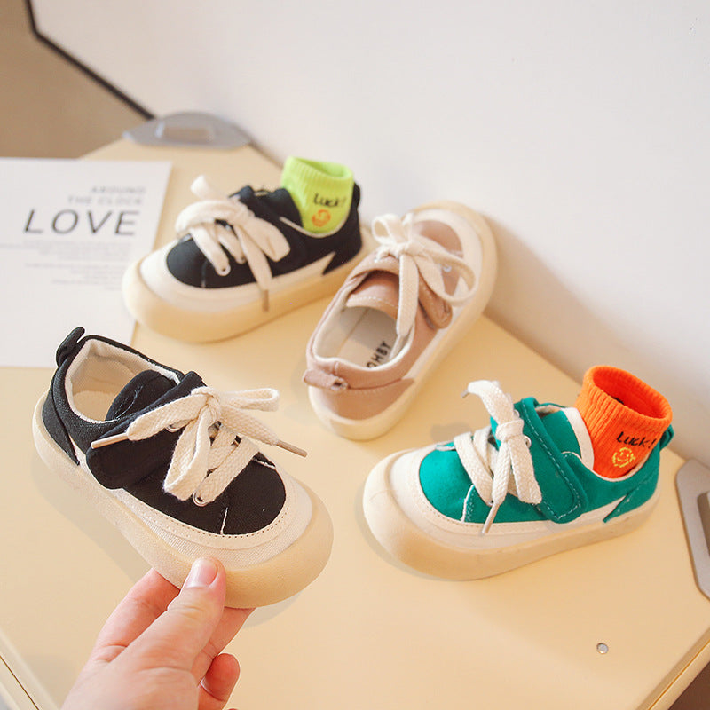 Weiche Kinderschuhe mit Klettverschluss