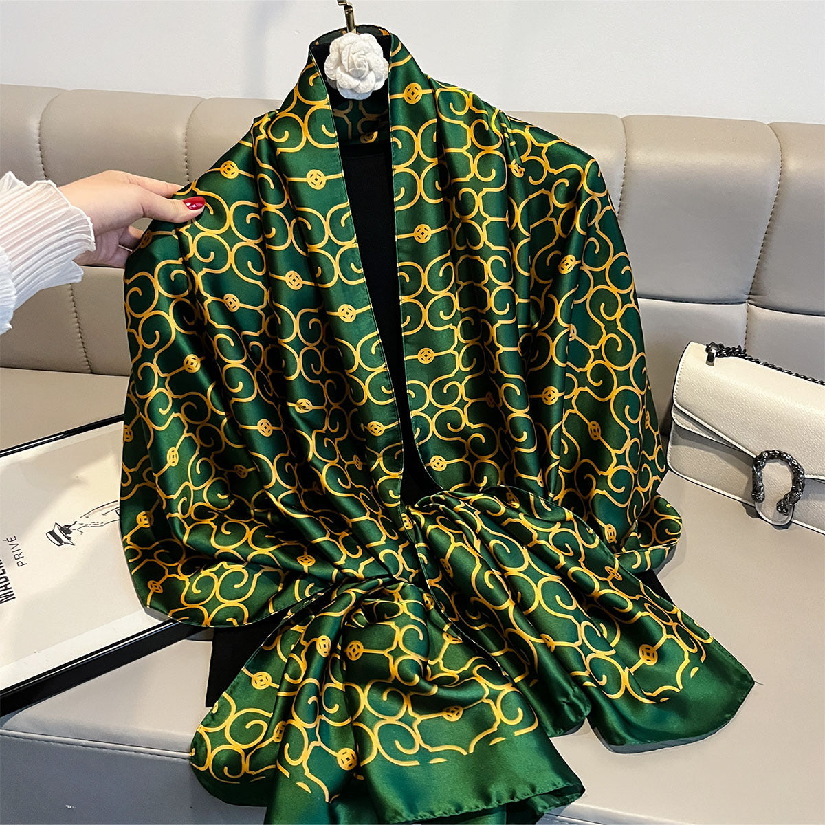 Grüner Schal aus Polyesterfaser – Bild 5 | LuxeStyle