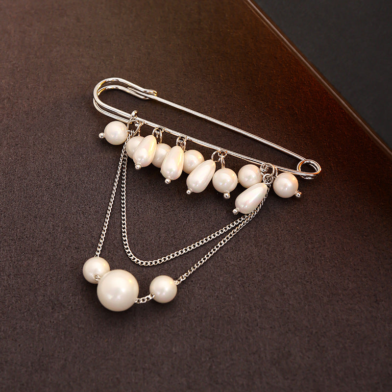 Perlenbrosche mit Kette – Bild 2 | LuxeStyle