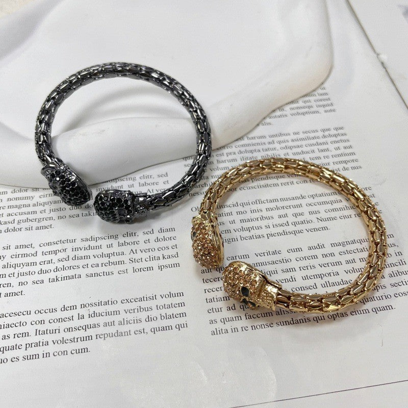 Glitzernder Totenkopf-Armreif mit Diamanten
