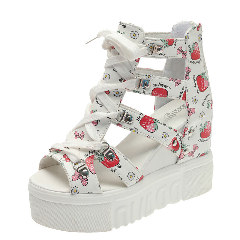 Plateau-Wedge Sandalen mit Fischmund-Print – Bild 6 | LuxeStyle