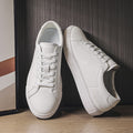Atmungsaktive Rindsleder-Sneakers mit flacher Sohle – Weiß