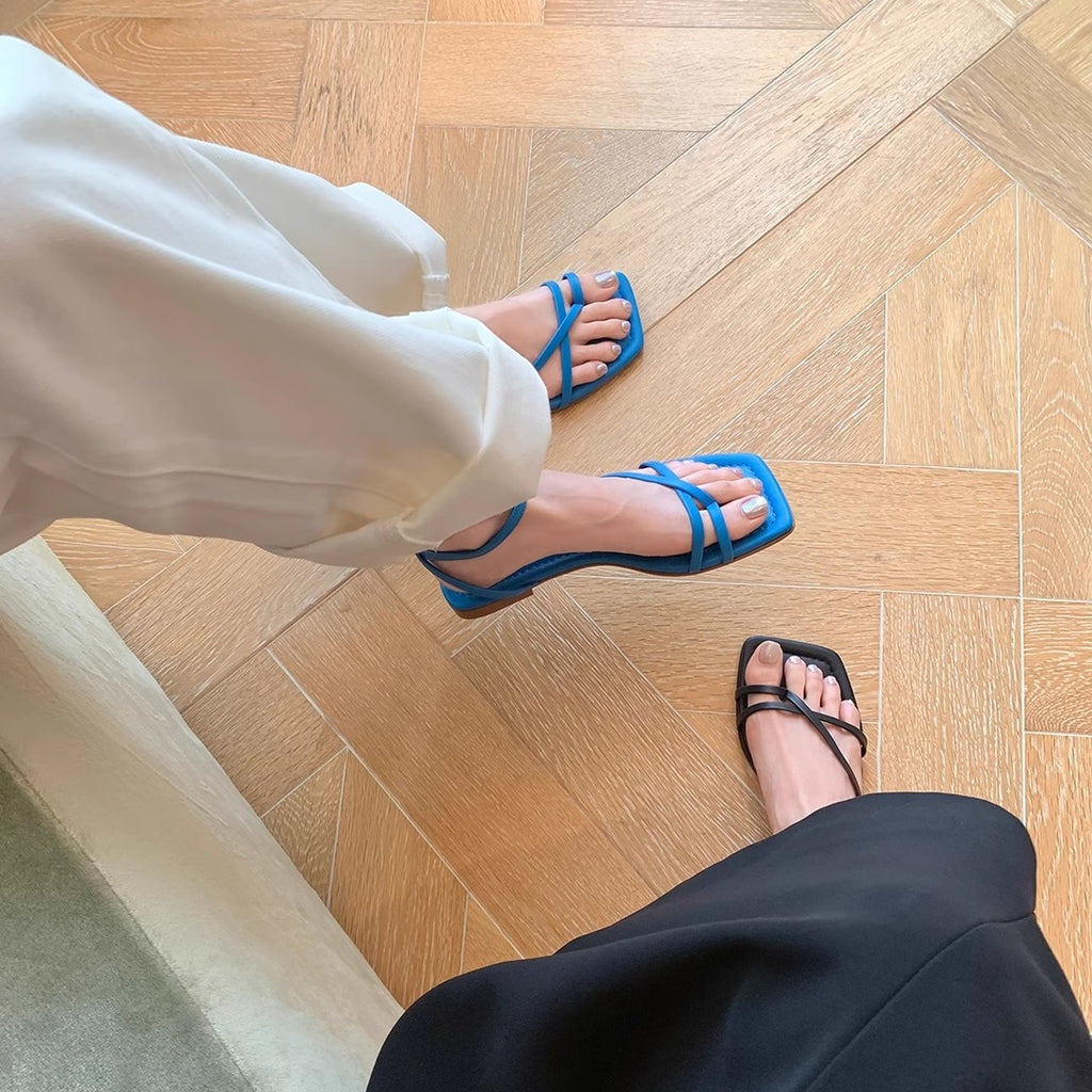 Flache Sandalen mit Riemchen und eckiger Zehenpartie