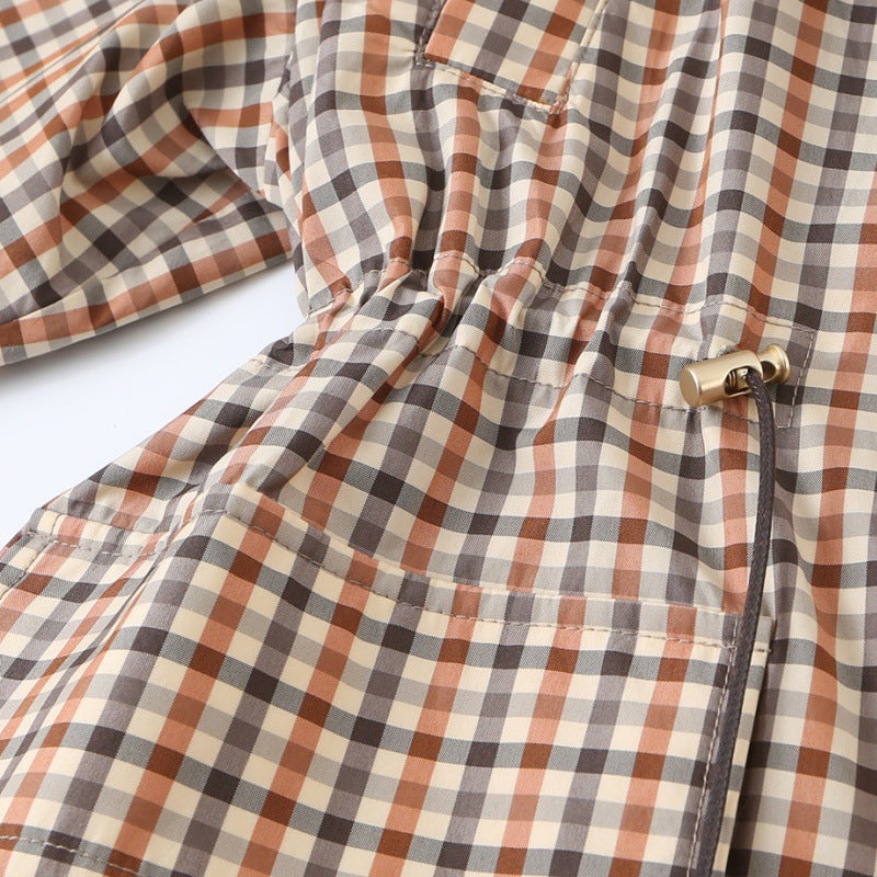 Karierter Trenchcoat mit Bindegürtel – Bild 3 | LuxeStyle