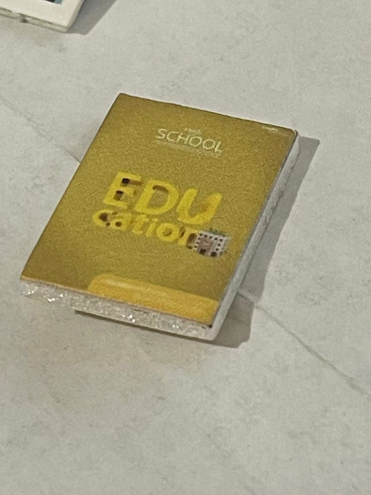 Holzdekoration mit Mini-Büchern