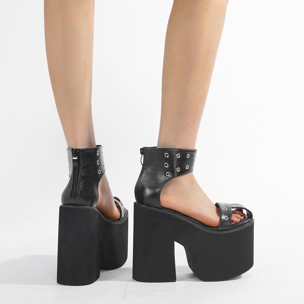 Sandalen mit Nieten und dicker Sohle