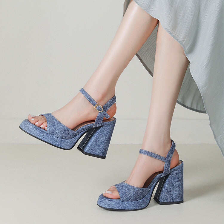 Denim-Sandalen mit Riemen und Plateau – Bild 5 | LuxeStyle