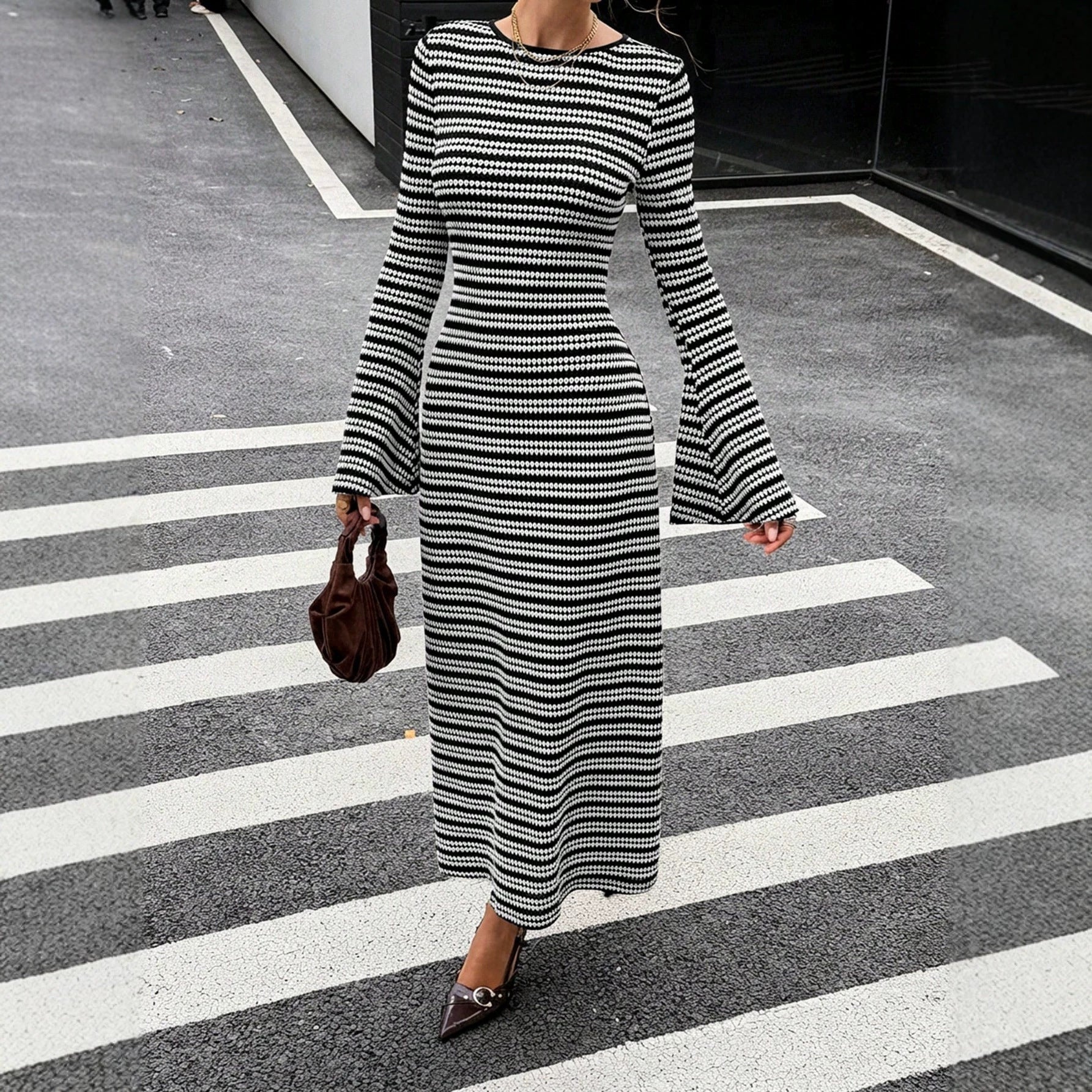 Glockenärmel-Strickkleid mit Rundhals und Streifen