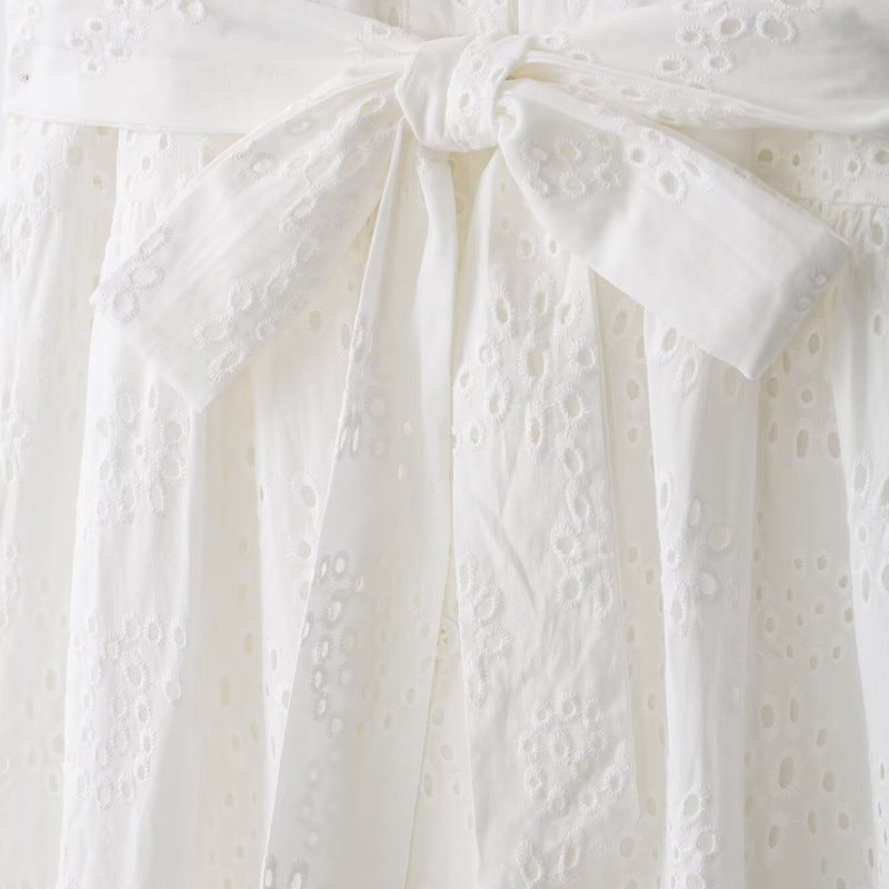 Besticktes Kleid mit V-Ausschnitt – Bild 3 | LuxeStyle