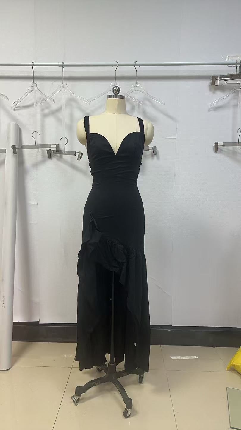 Langes Spaghetti-Träger-Kleid mit Rüschen – Bild 2 | LuxeStyle