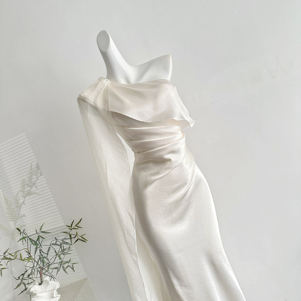 Weisses Satin Off-Shoulder Maxikleid – Bild 5 | LuxeStyle