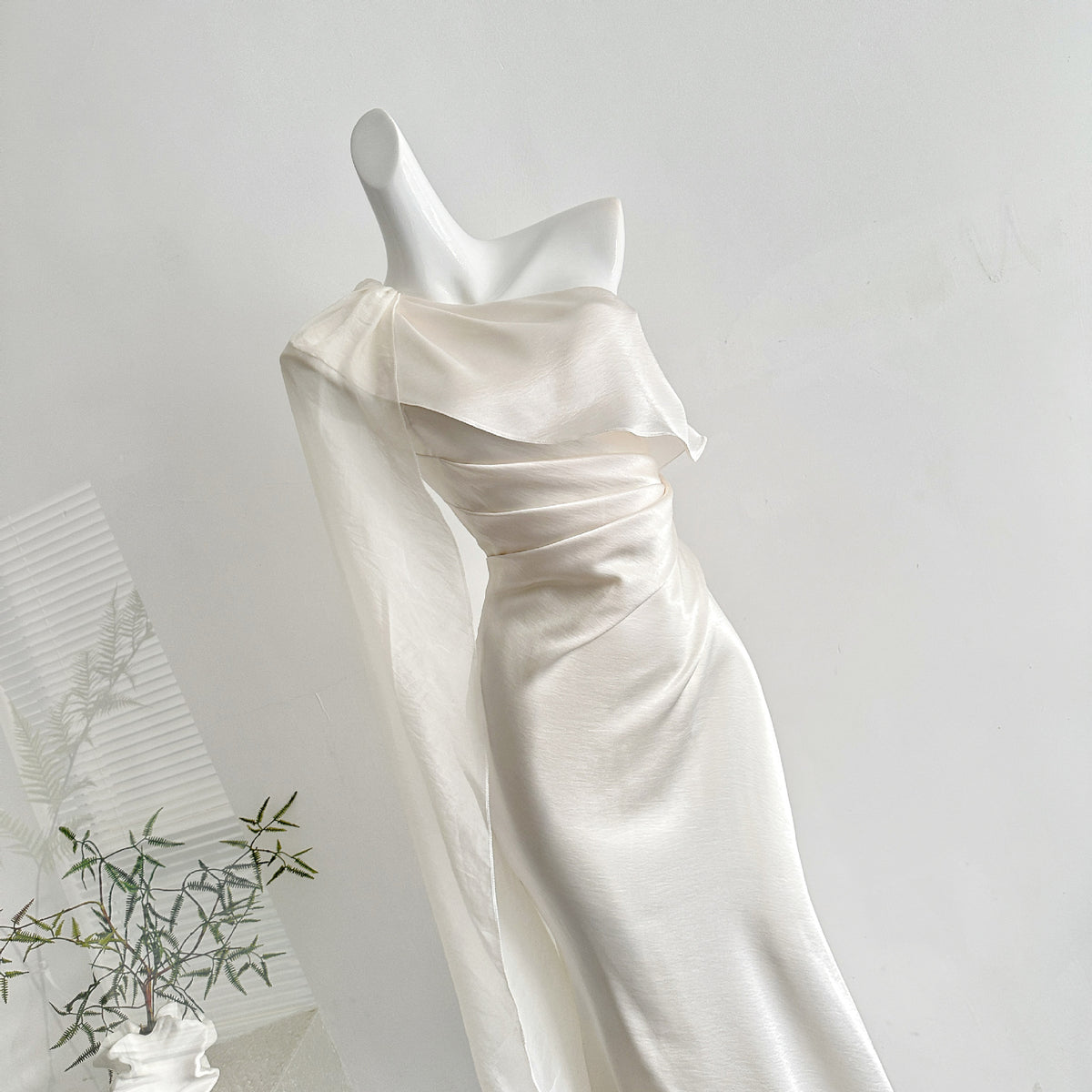 Weisses Satin Off-Shoulder Maxikleid – Bild 5 | LuxeStyle