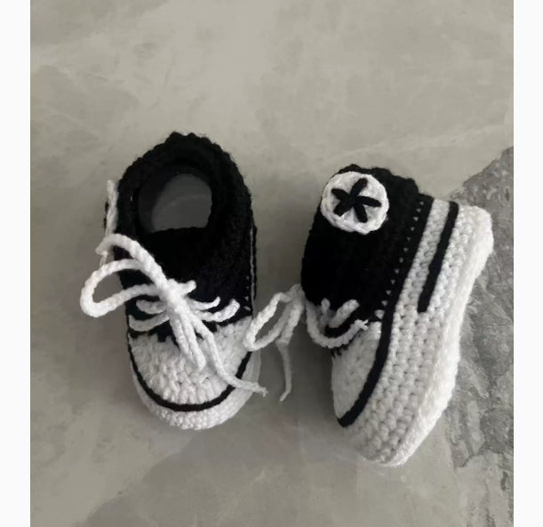 Handgestrickte Baby-Boots mit Weichsohlen