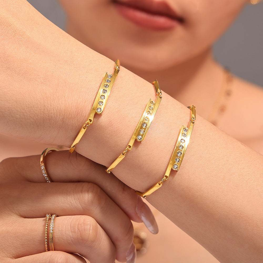 Vergoldetes Edelstahl-Armband mit Strass – Bild 4 | LuxeStyle