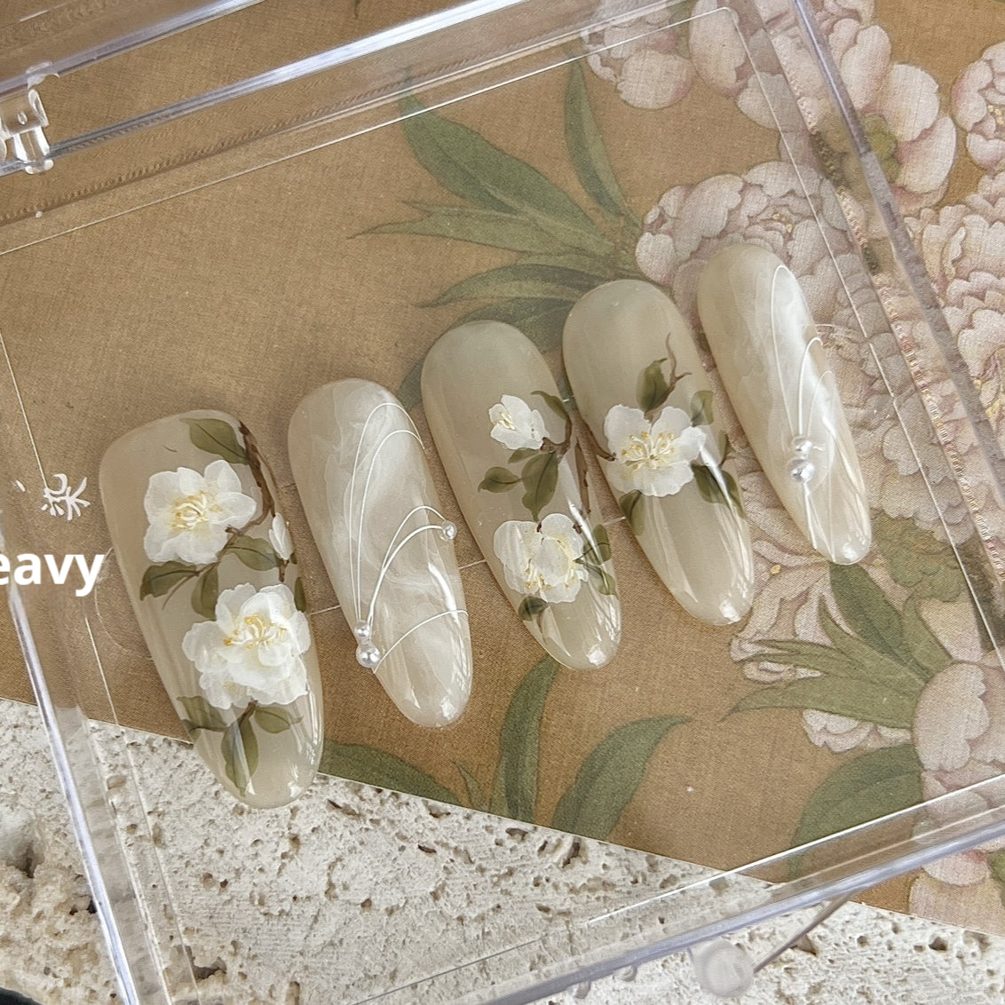 Handbemalte Baishan Teeblüten-Nägel – Bild 2 | LuxeStyle