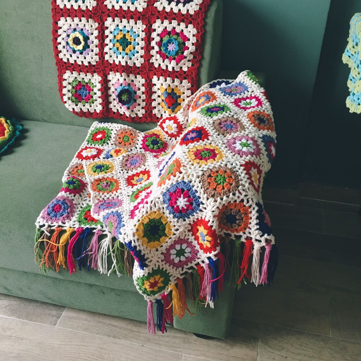 Gehäkelte Decke mit Blumen und Quasten – Bild 5 | LuxeStyle