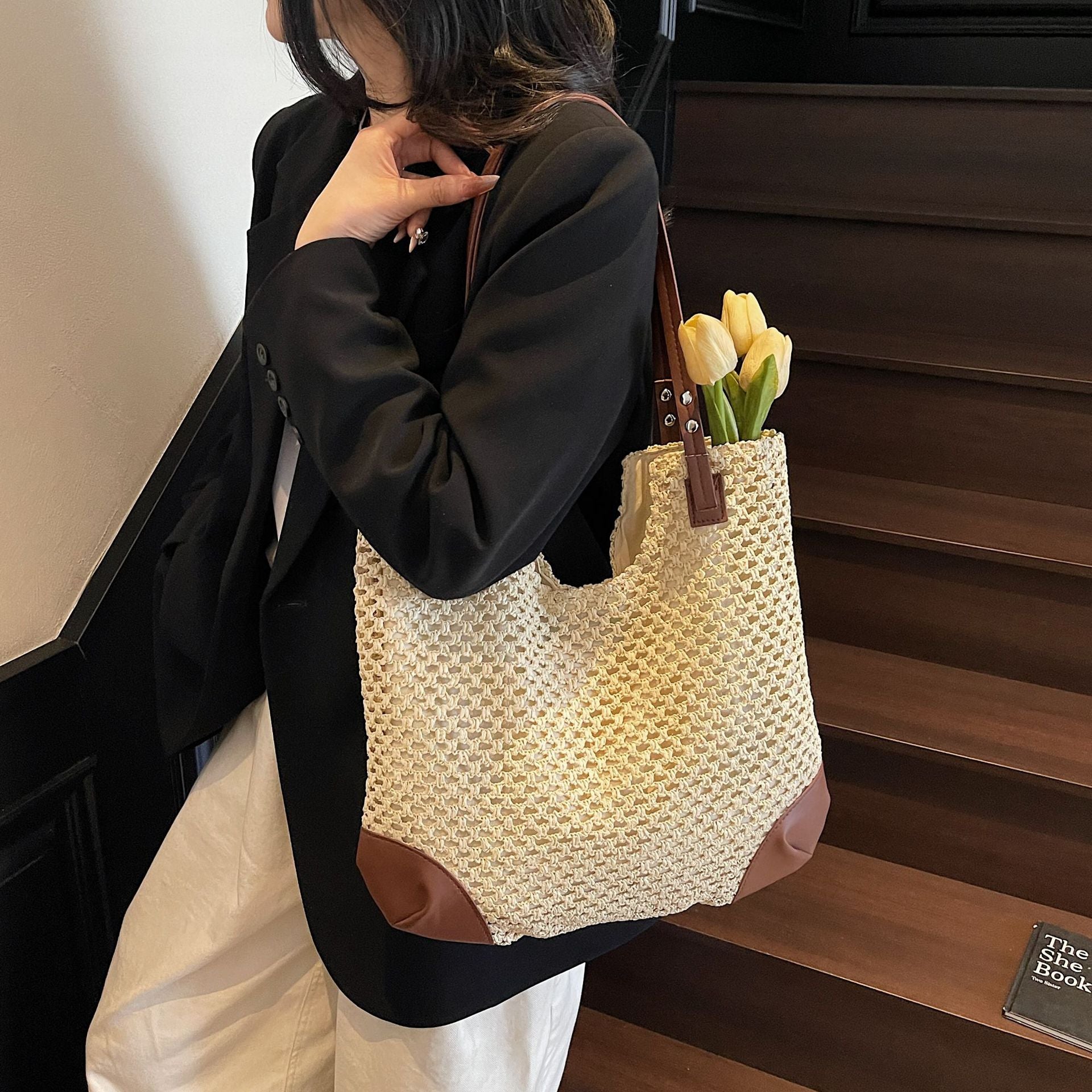 Geflochtene Stroh-Schultertasche mit Lederdetails