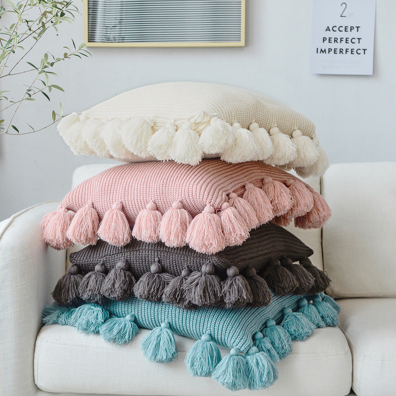 Nordisches Kissen mit Wollbommel – Bild 3 | LuxeStyle