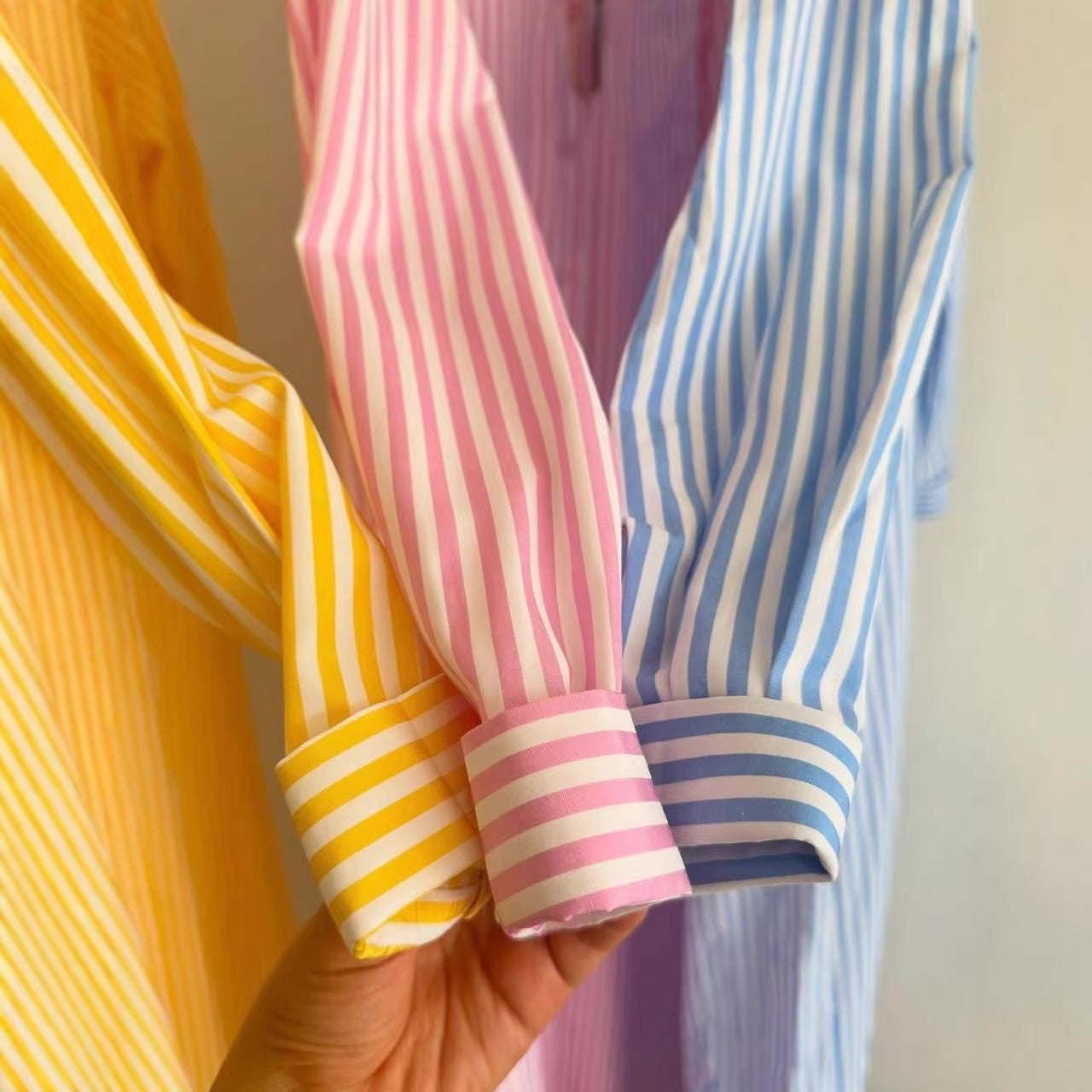 Gestreiftes Langarm-Kleid mit Reverskragen