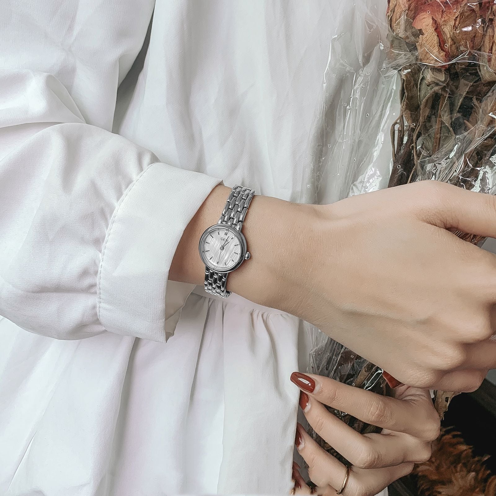 Quarzuhr mit dünnem Milanaise-Armband