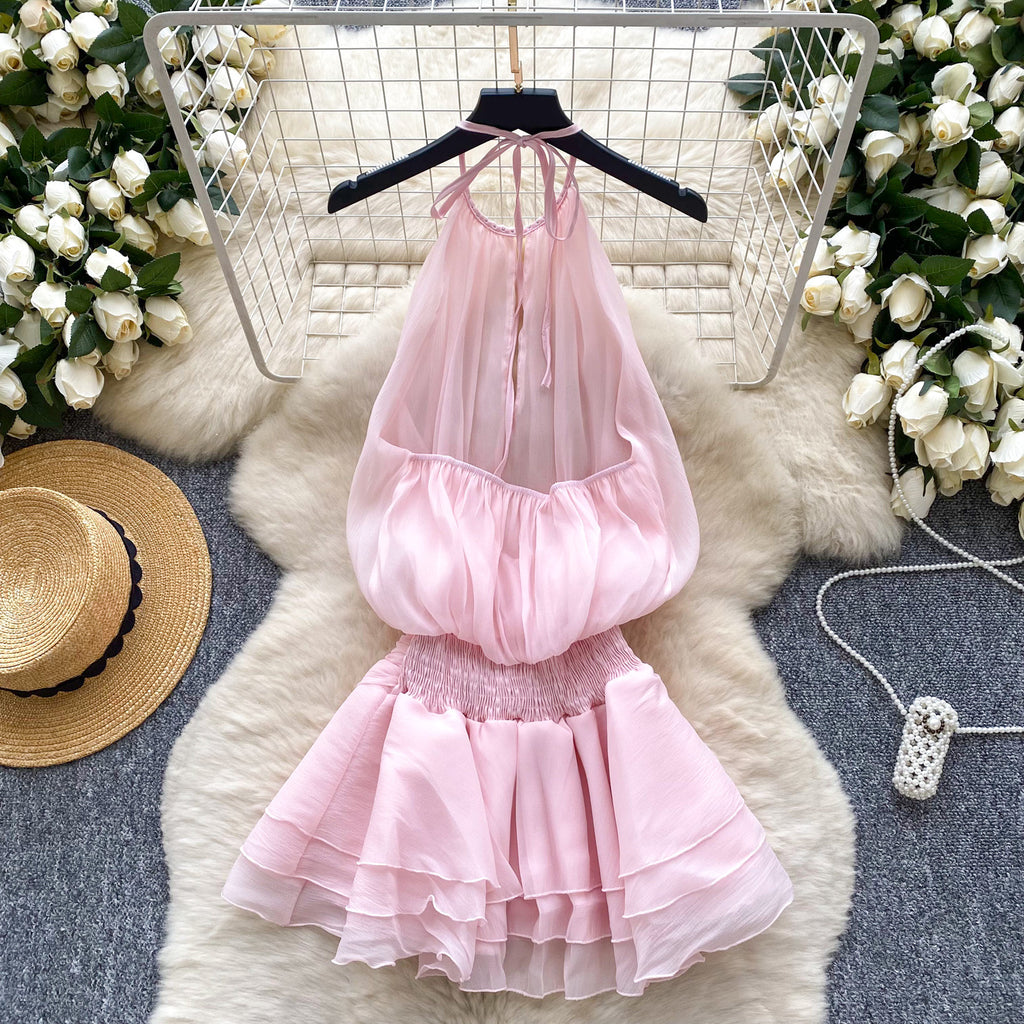 Reizvolles Neckholder-Kleid mit Perlen