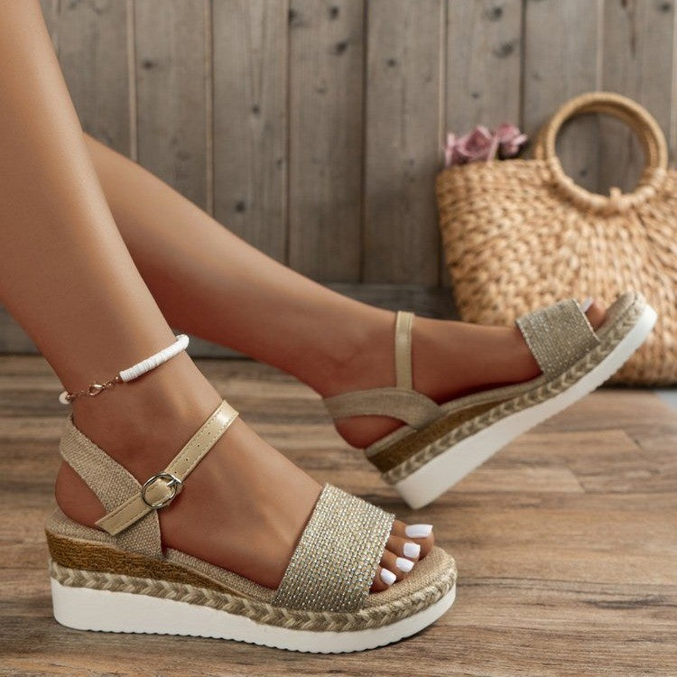 Keilsandalen aus Rattan mit Schnalle – Bild 7 | LuxeStyle