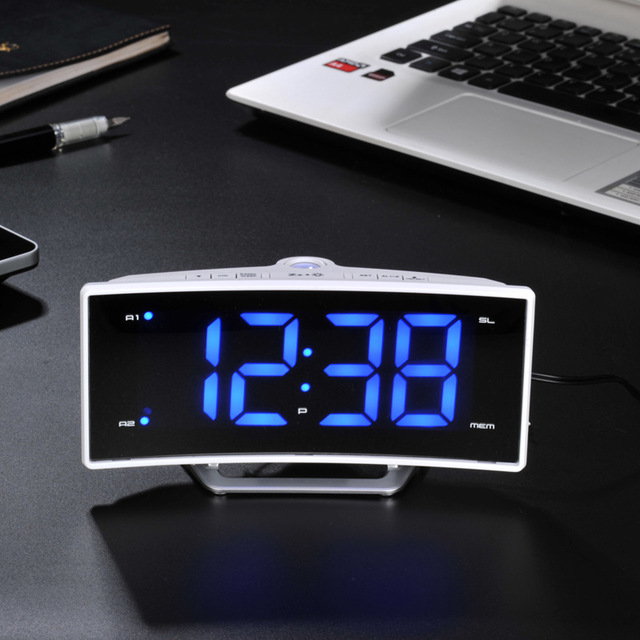 Projektionswecker mit gebogenem Spiegeldisplay – Bild 4 | LuxeStyle