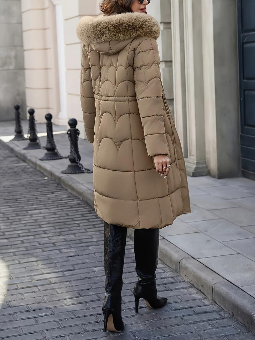 Schwarzer Strickmantel mit Fellkragen – Bild 5 | LuxeStyle
