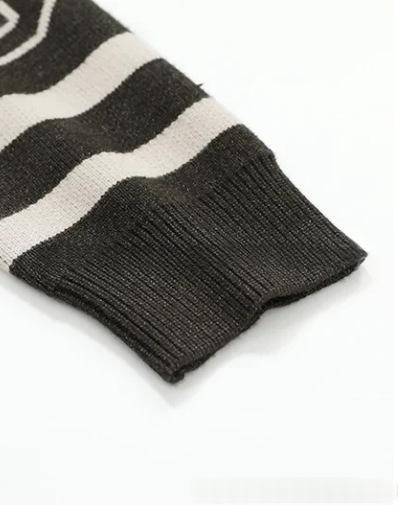 V-Neck Strickpullover mit Buchstaben-Design