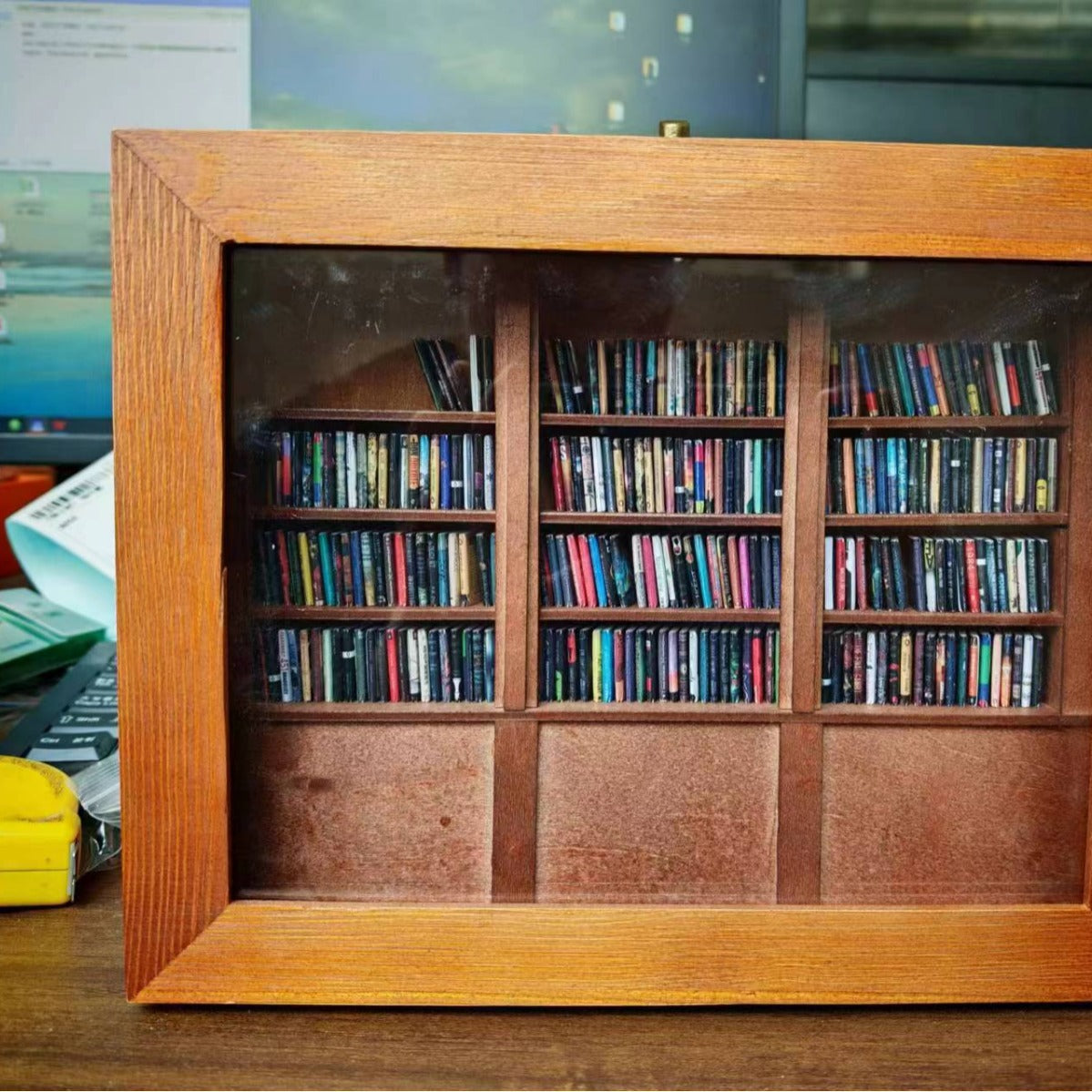 Holzdekoration mit Mini-Büchern