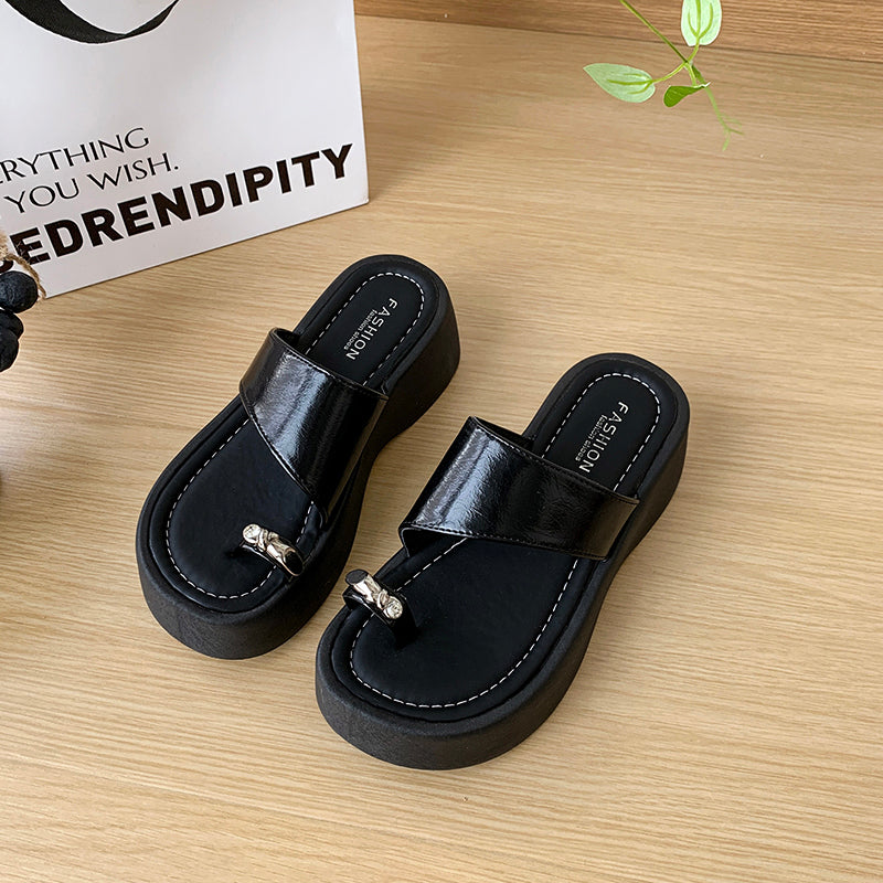 Plateau-Sandalen mit Zehensteg im Leo-Look