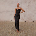 Enganliegendes trägerloses Maxikleid