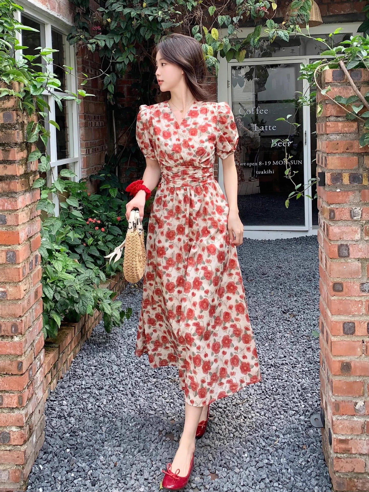 Vintage Blumenkleid mit V-Ausschnitt – Bild 5 | LuxeStyle