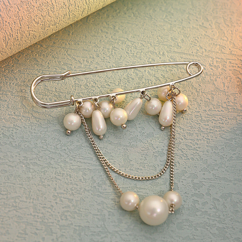 Perlenbrosche mit Kette – Bild 4 | LuxeStyle