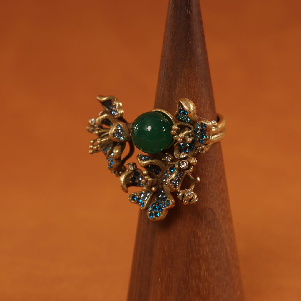 Verstellbarer Ring mit grüner Kamelie